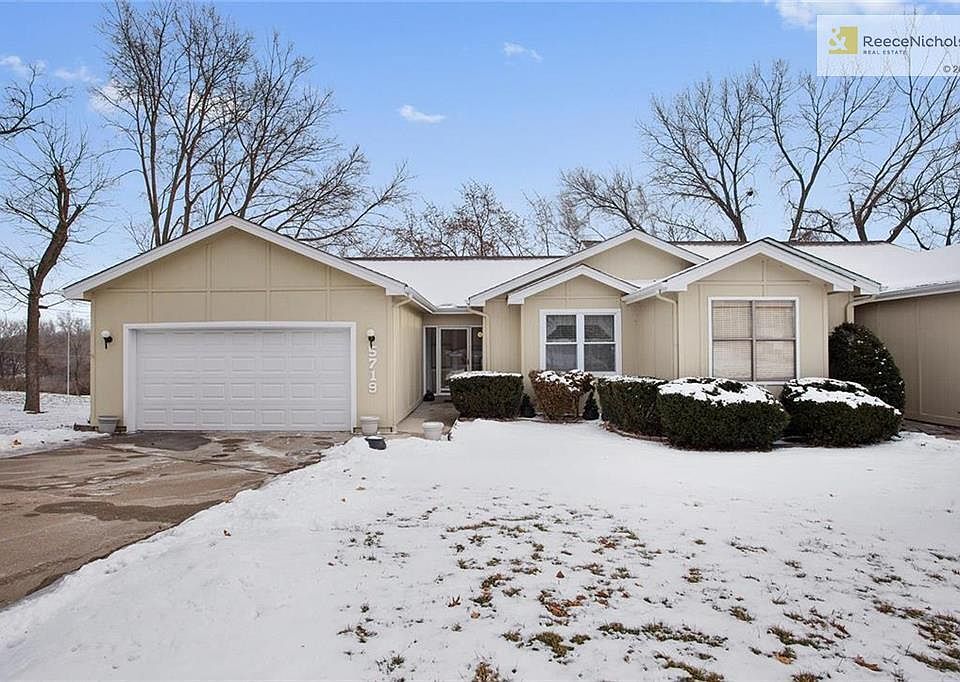 Welcome home to 5719 N London Avenue! This spacious 2 bedroom, 2 bathroom townhouse offers a functional floor plan with an un-finished basement.