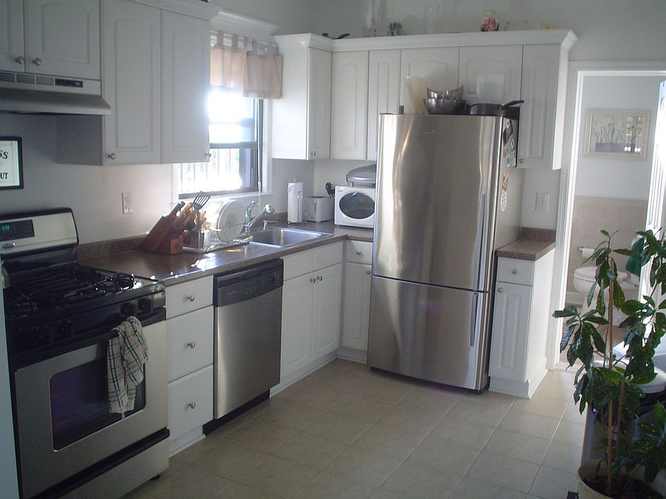 Bright kitchen w/ new stainless steel appliances & cabinets w/ crown molding.