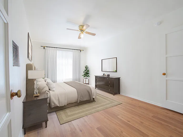 Gayley Manor Apartments — Photo 3