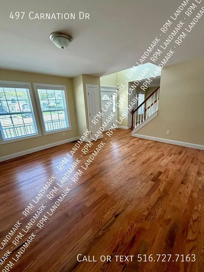 Massive Renovated Home with En-Suite Bath & Electricity included — Photo 4