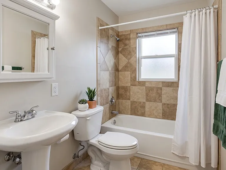 Move-In Ready 2-Bedroom At 14315 Chandler Blvd Sherman Oaks, Ca 91401 — Photo 10