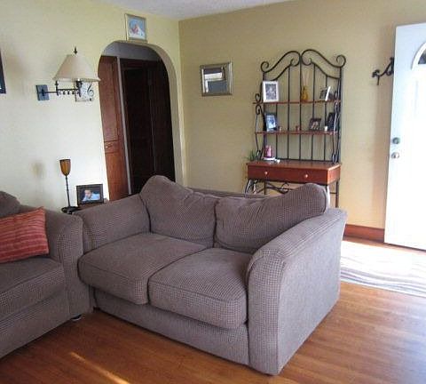 3rd image of 631 Eastwood Dr