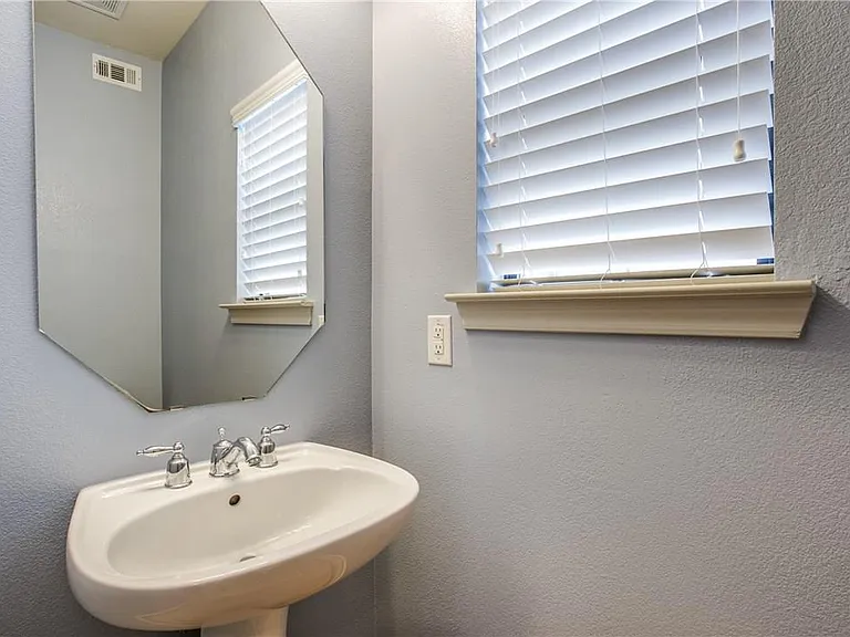 2415 Stutz Dr #D — Photo 19