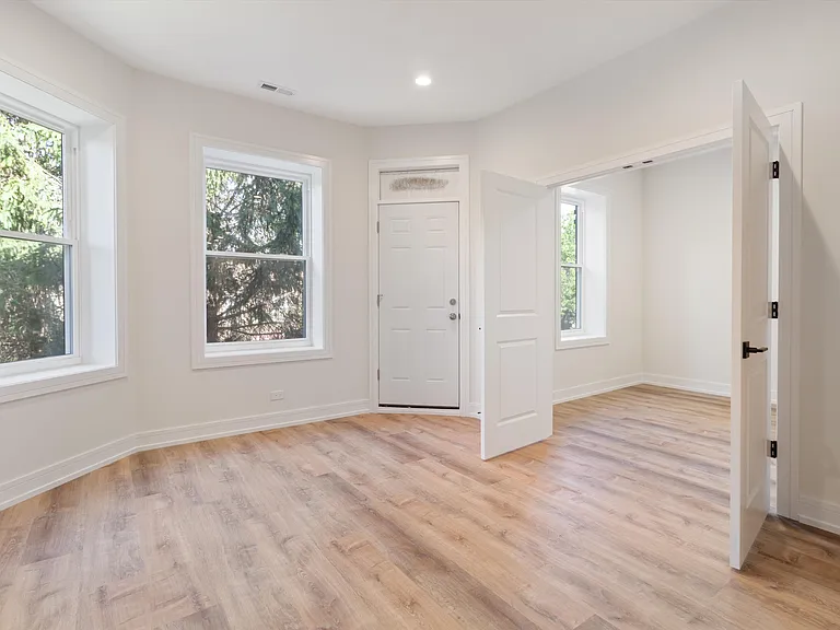 839 N Rockwell St #2R — Photo 5