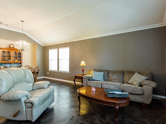 5th image of 3811 Parade Ct
