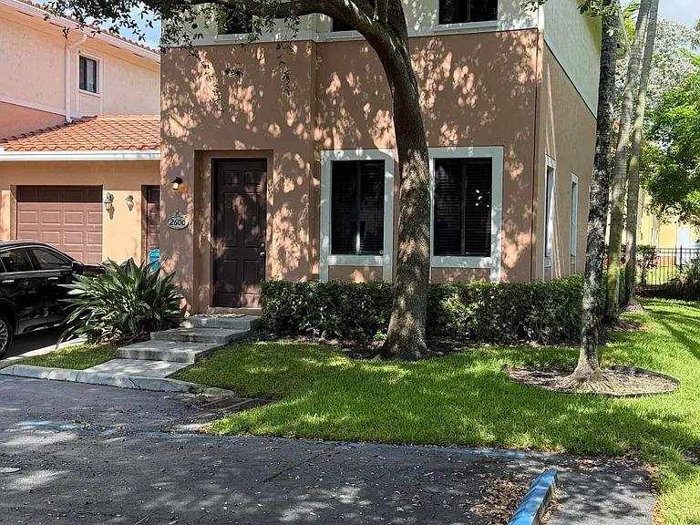 2600 Venetian Dr — Photo 1