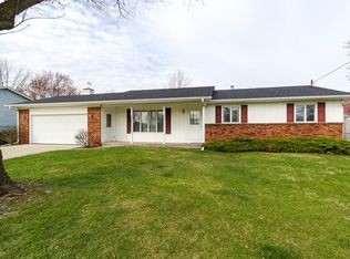 8914 Ridgewood Rd, Rock Island, IL 61201