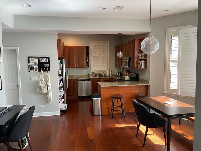 561 W Briar Pl — Photo 5