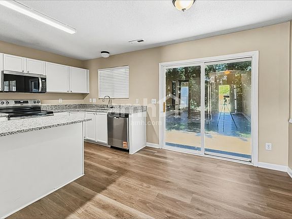 5th image of 2912 Hayling Dr