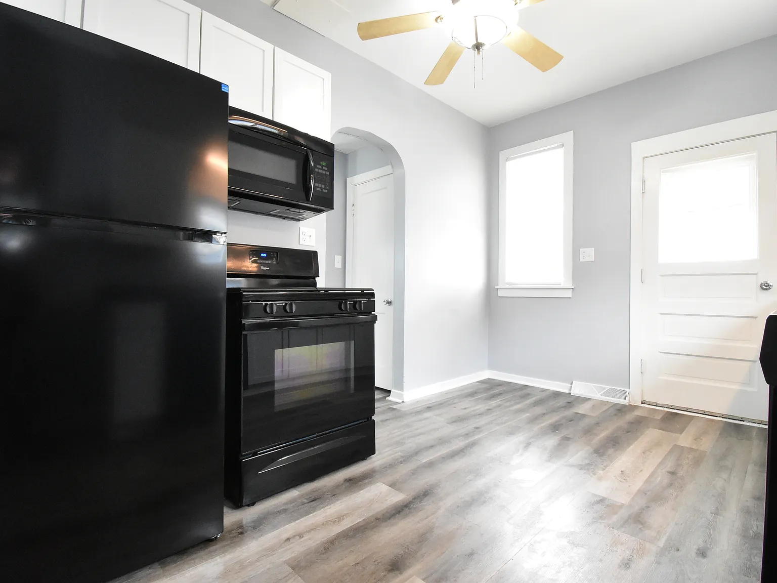 3 bed, 1006 sqft, $2,250 — Photo 2