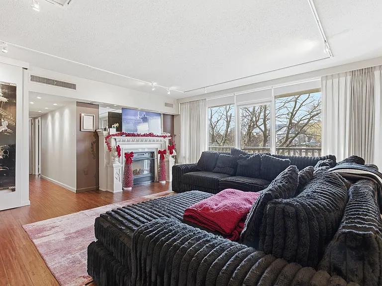 700 E 9th St #4M — Photo 1