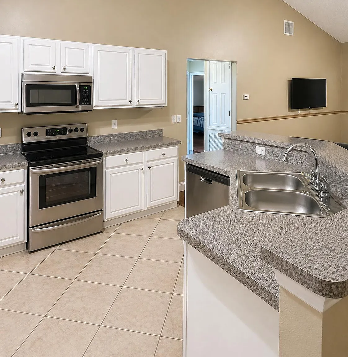 3 bed, 2.0 bath, 2475 sqft, $3,200 — Photo 3