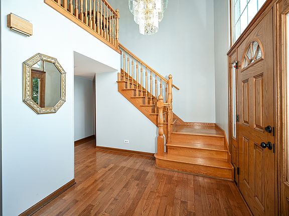 3rd image of 1042 Mountain Glen Way