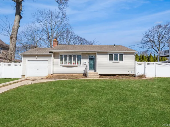 3 Grand Haven Drive, Commack, NY 11725