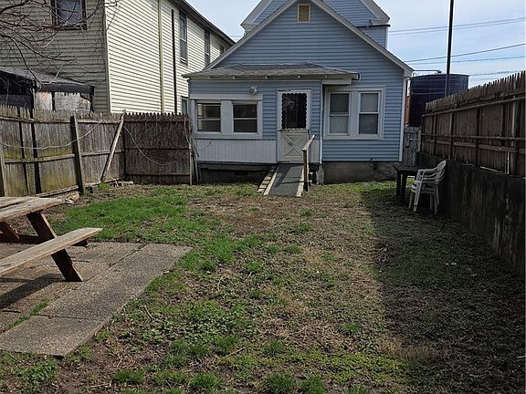 4th image of 722 Schuyler St