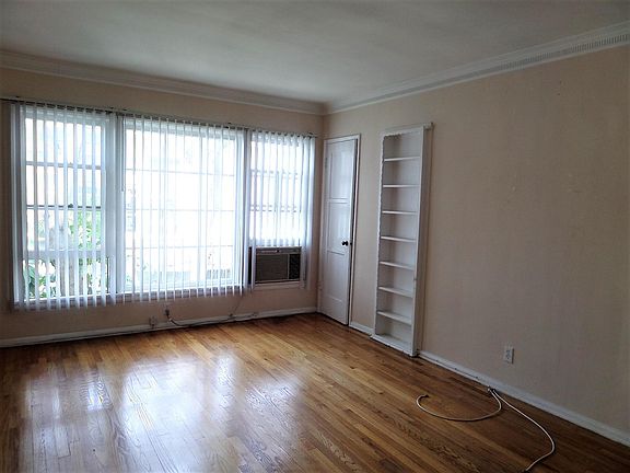 5th image of 11240 Camarillo St #1/2