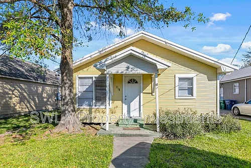 218 E Thomas St Photo 1