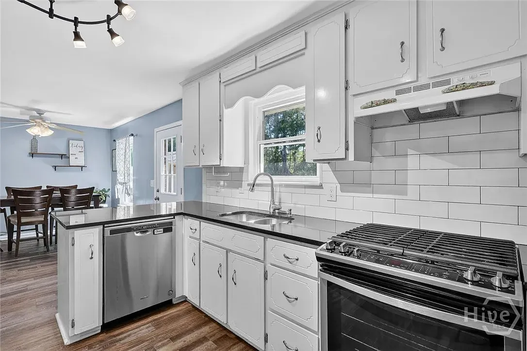 4 bed, 2296 sqft, $935 — Photo 4