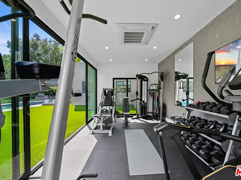 5826 Corbin Ave — Photo 40