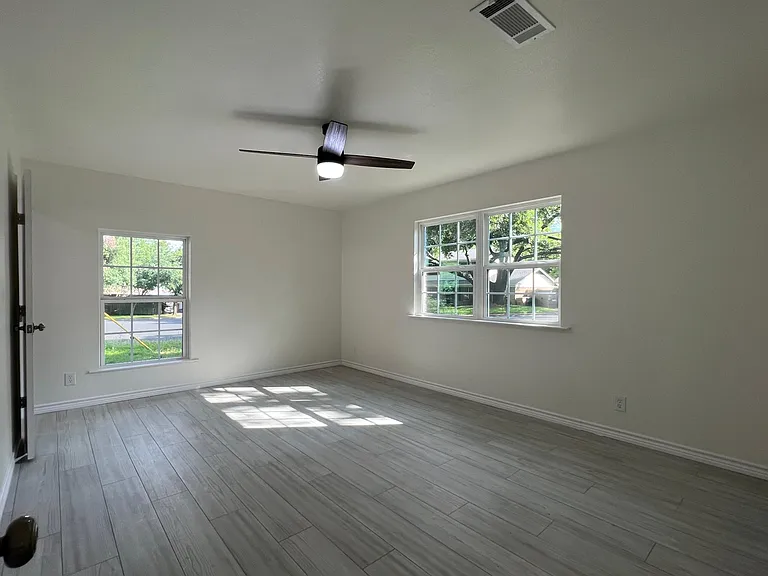 11700 Spring Hill Dr — Photo 7