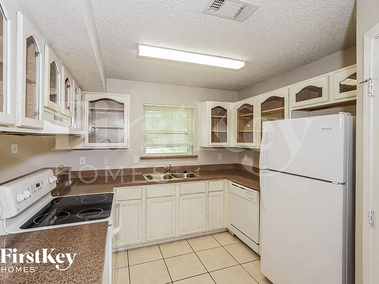 1000 High Crest Dr — Photo 5