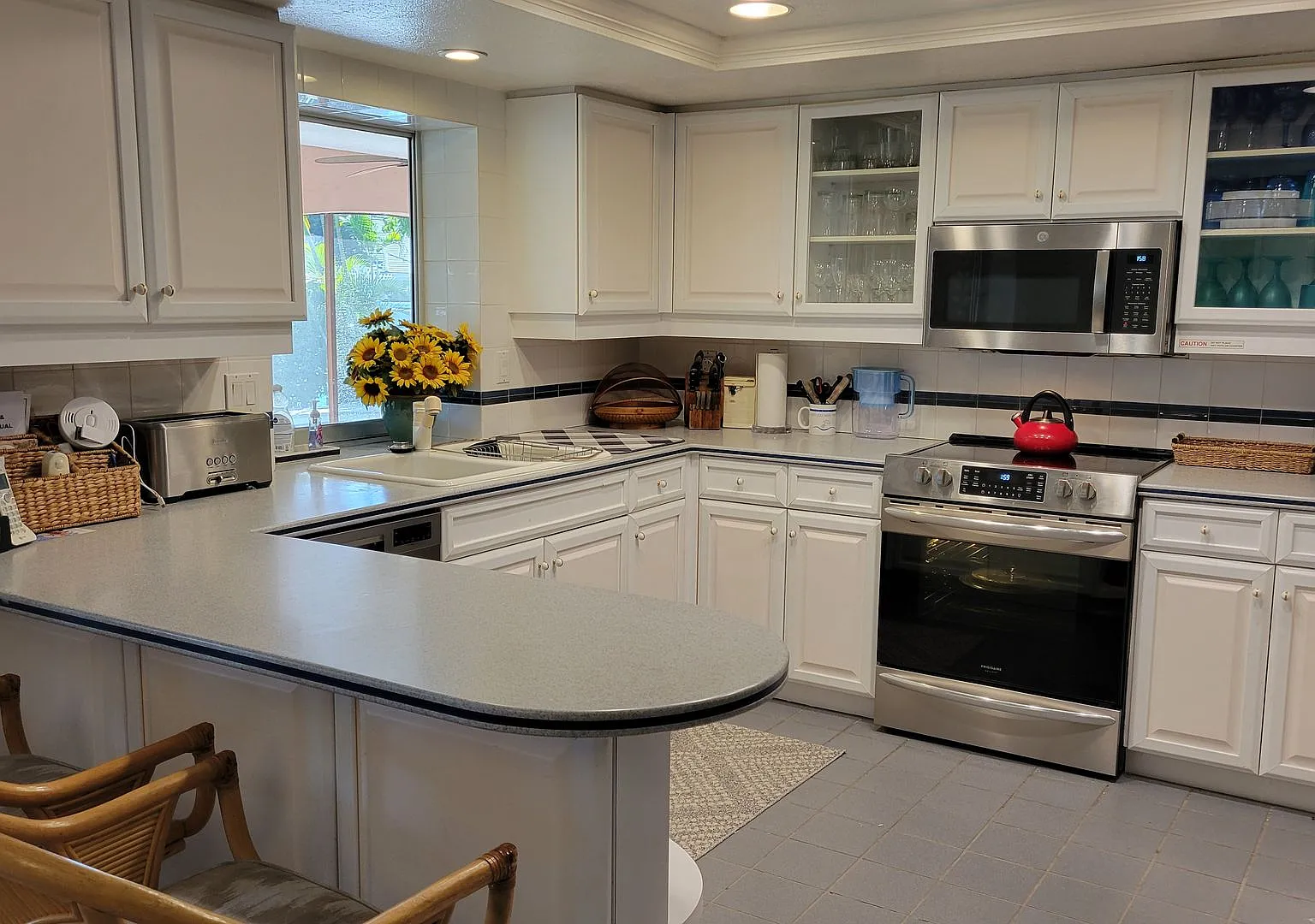 Season / Short-Term Large 4/3 Canal Home With Heated Pool — Photo 4