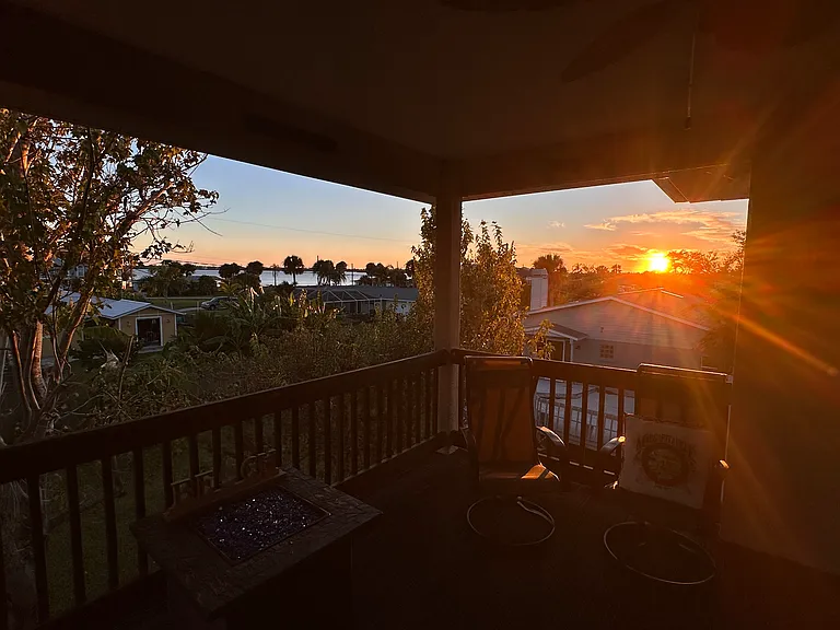 Western view of the setting sun brings peace and relaxation