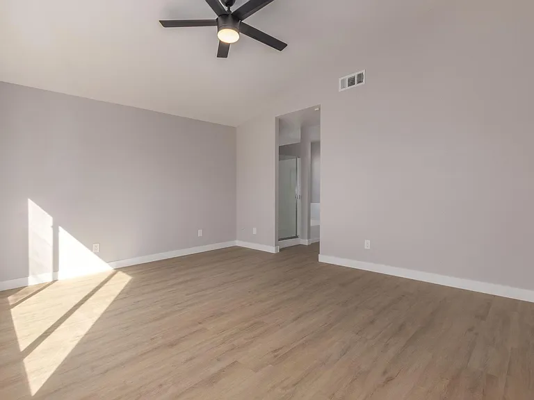 8635 W Paradise Ln — Photo 11