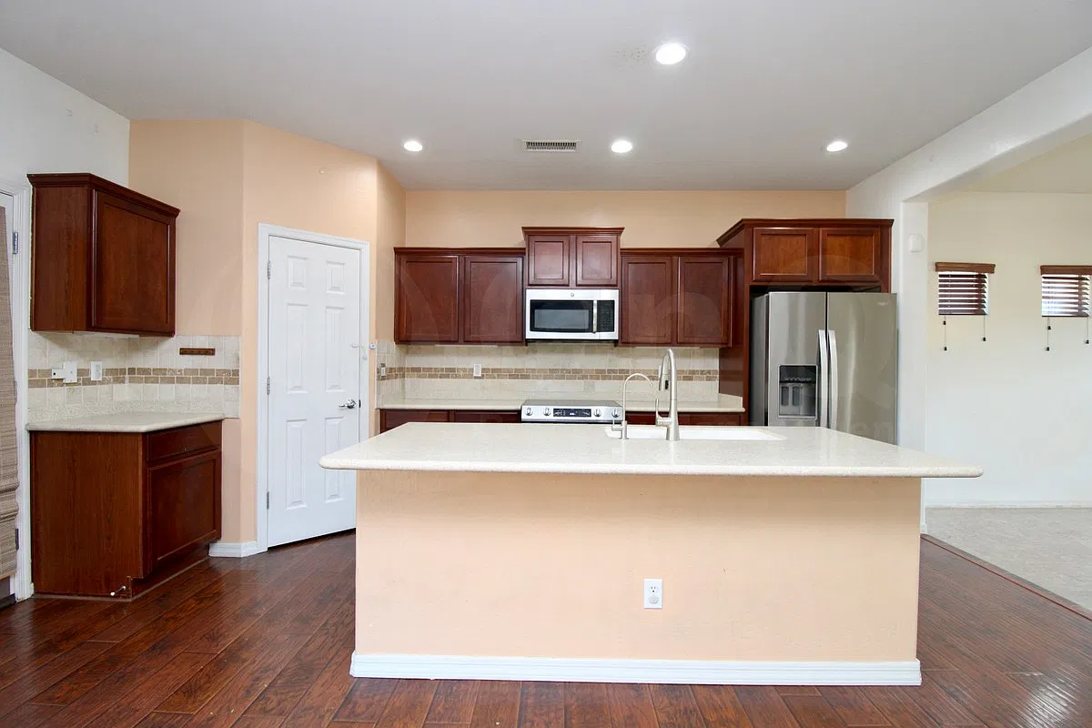 3 bed, 2.5 bath, 1909 sqft, $2,350 — Photo 3