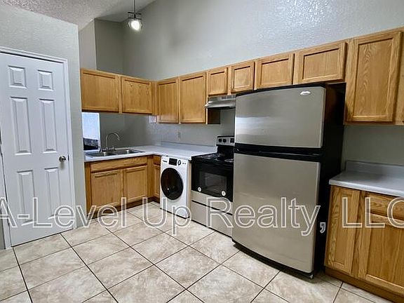 5th image of 405 E Thoroughbred St