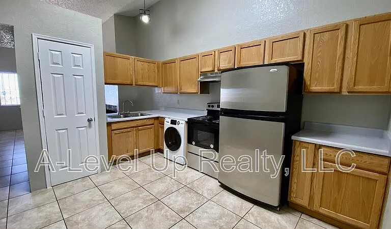 405 E Thoroughbred St #1 — Photo 5