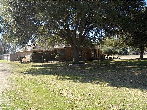 2nd image of 2316 Garden Ln
