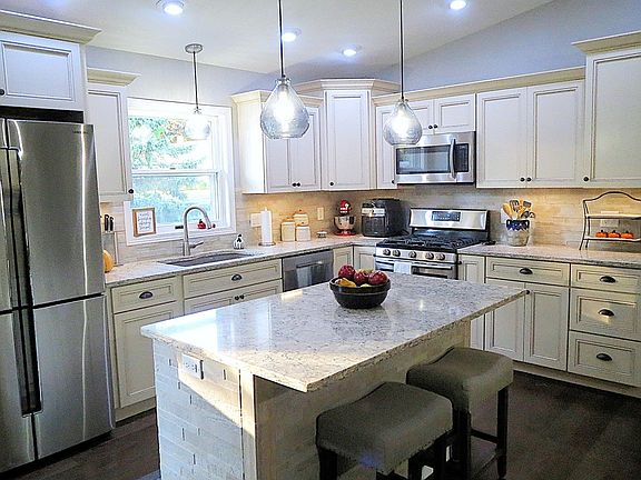 5th image of 112 W Hughes St