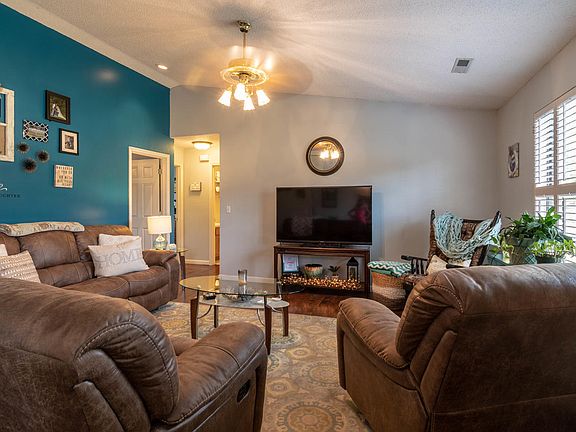 3rd image of 319 Lavista Dr