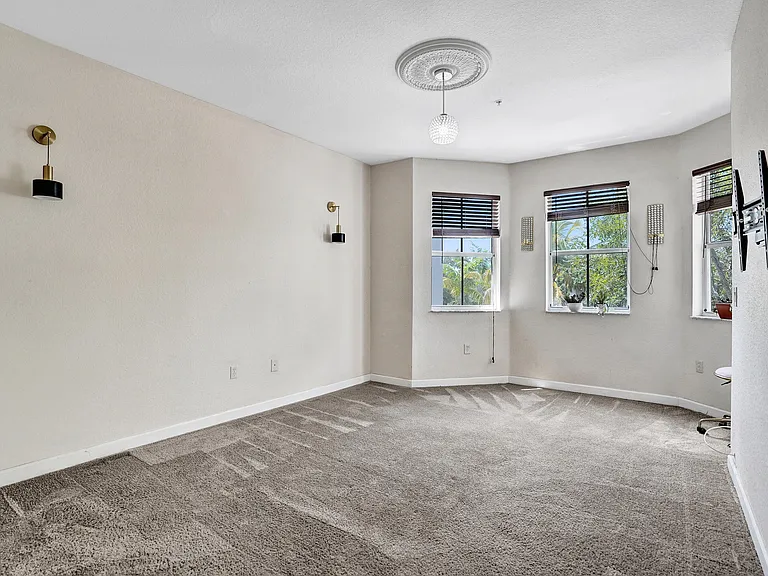 3911 Shoma Dr — Photo 4