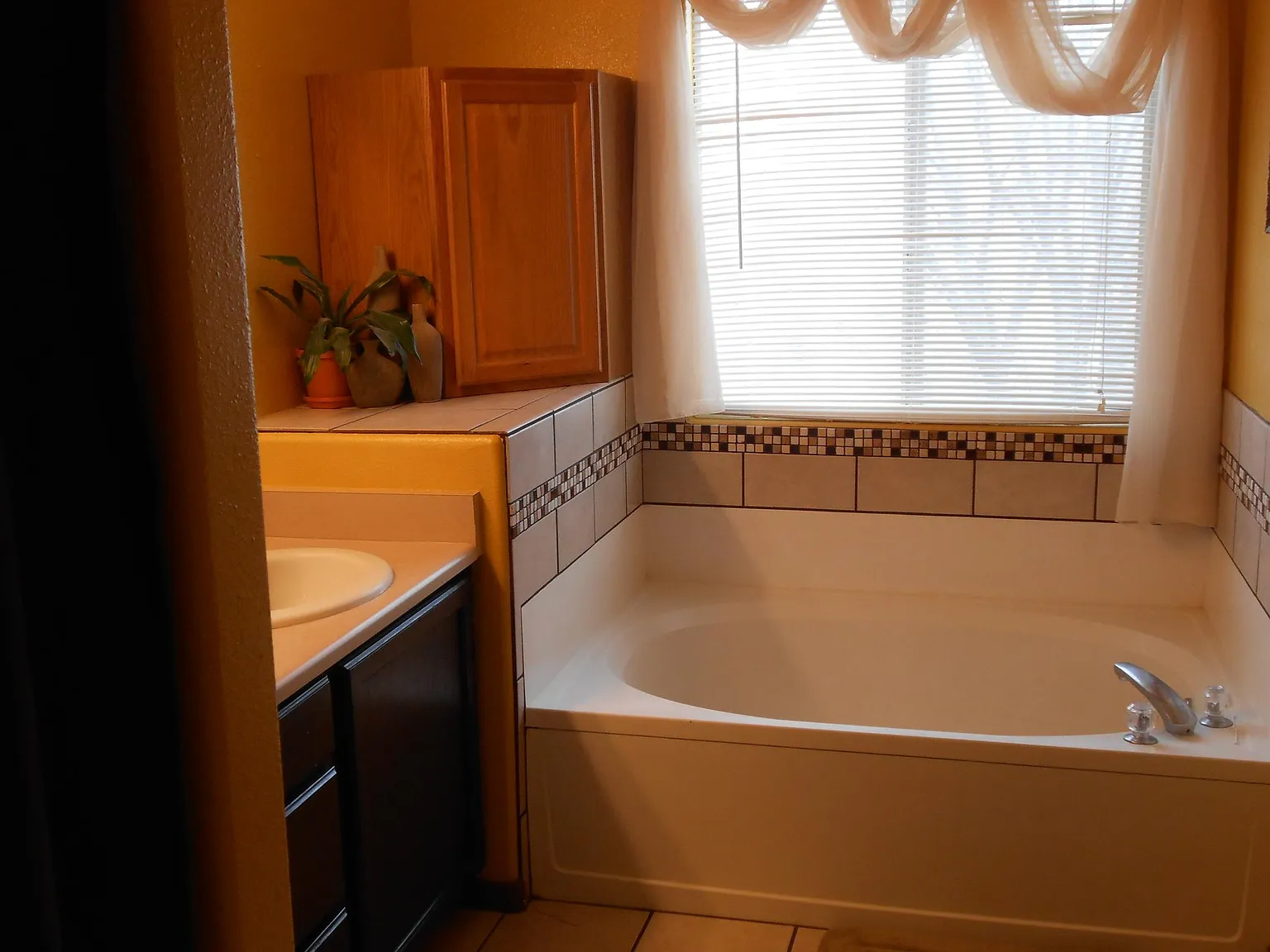3 bed, 2.5 bath, 1875 sqft, $2,200 — Photo 2