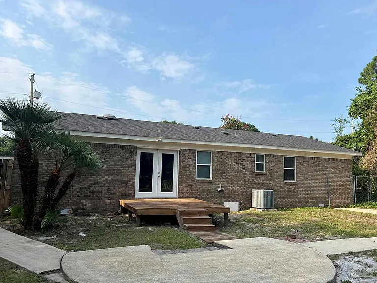 3244 Maplewood Dr — Photo 2