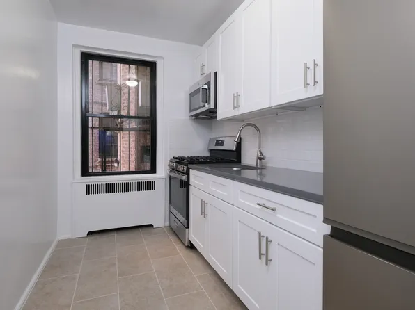 2685 Creston Avenue image 2 of 9