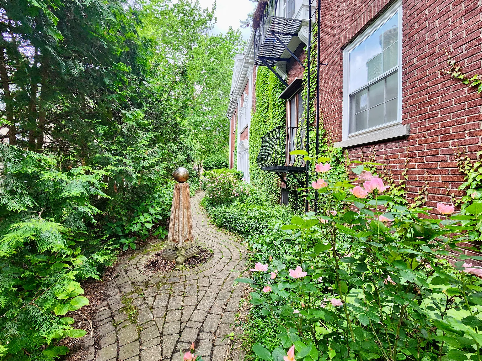 2 bed, 1000 sqft, $1,995 — Photo 3