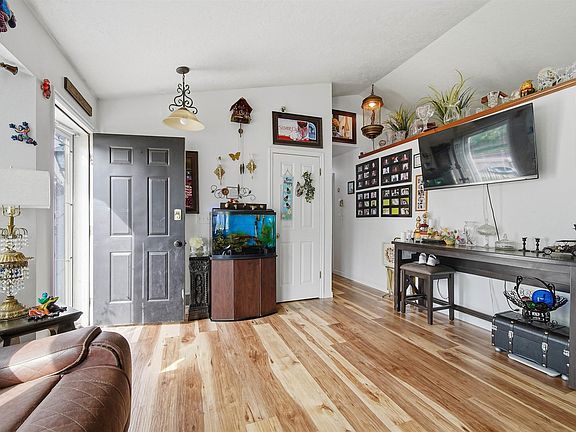 3rd image of 860 Harold St