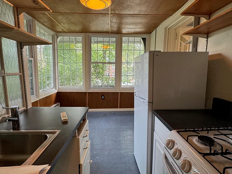 153 W Penn St #2R — Photo 6