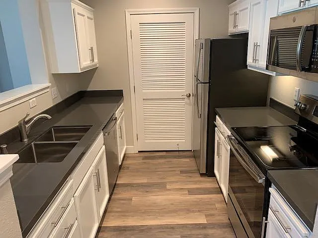 3x2 / 1240 sf - Kitchen (door to W/D)