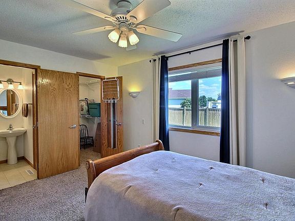 3rd image of 654 Wyndemere Dr