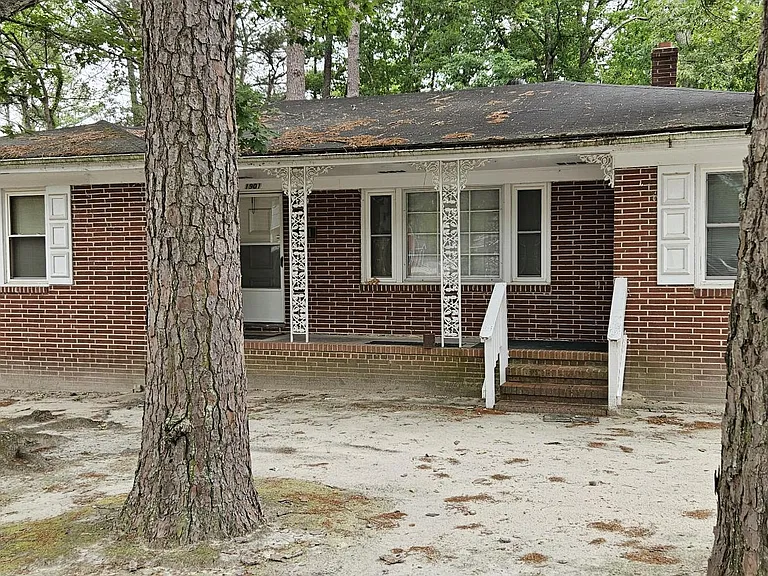 1901 Windsor Dr — Photo 1