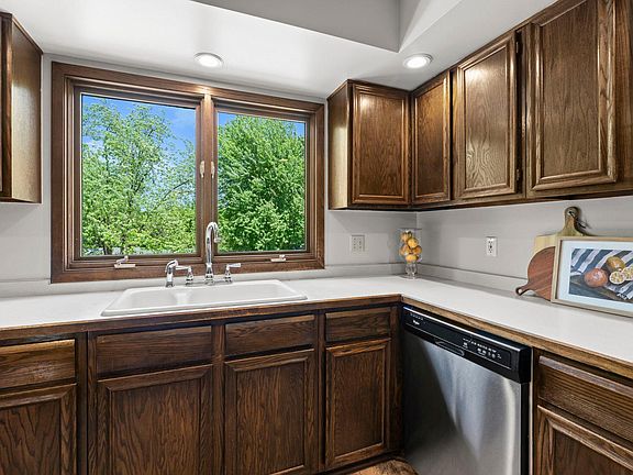 5th image of 3321 Brookview Dr
