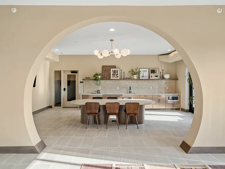 31-web-or-mls-470 Lexington Pkwy-31