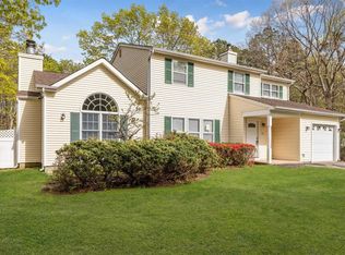 35 Cobblestone Dr, Shoreham, NY 11786