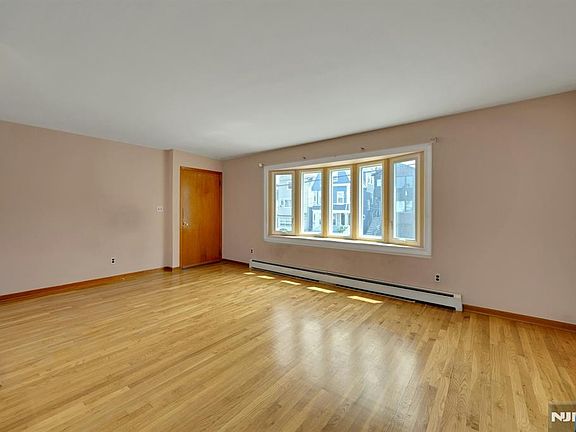 3rd image of 502 Cross St