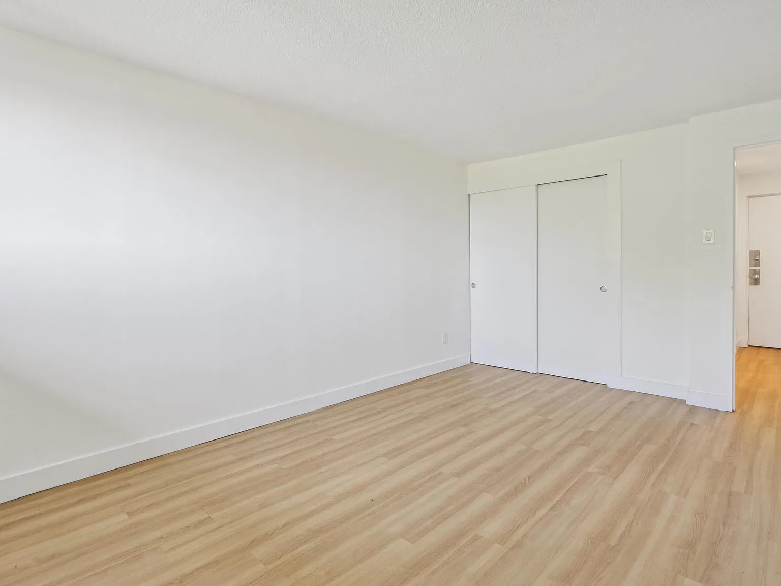 266 Bronson Avenue | All Inclusive! — Photo 4