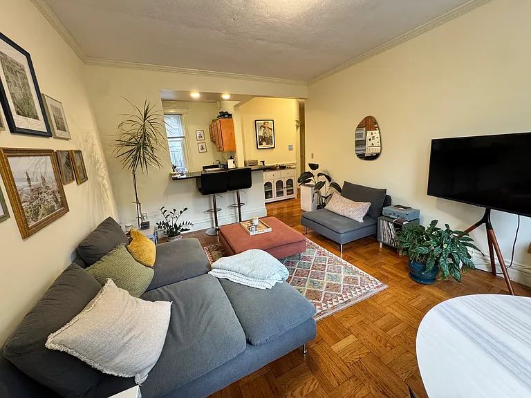 32 Queensberry St #8R — Photo 3